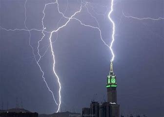 Lightning hits Makkah clock tower as heavy rain floods holy city